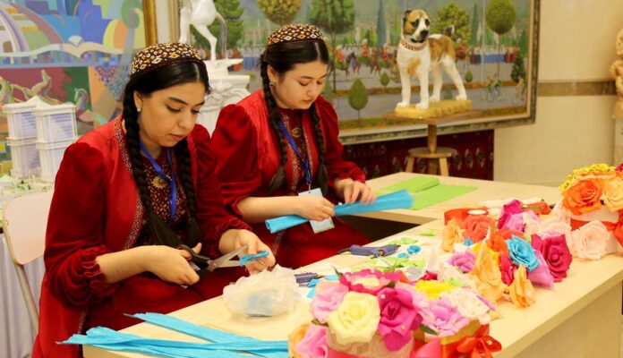 talyp-gyzlar-gul-yasayar-bilim-5X2A7279