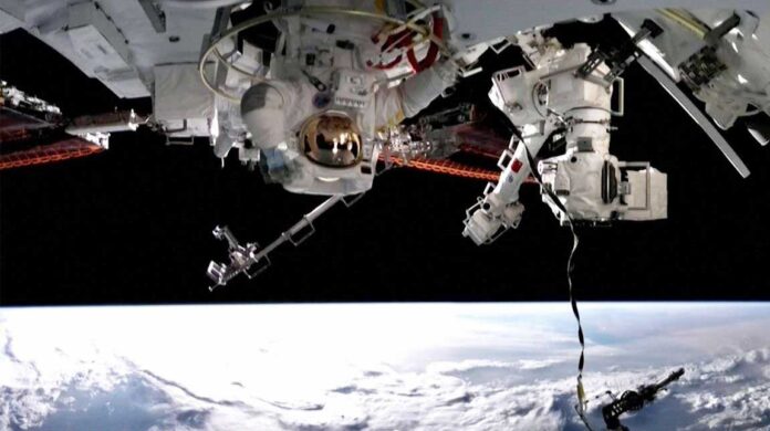 taikonauts-spacewalk-tAYhAGGZgwrmuzxc4dAWQb-1200-80