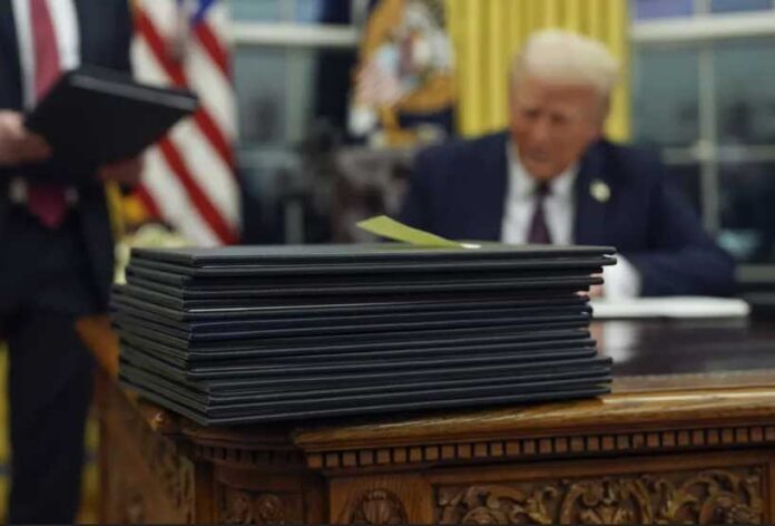 donald-trump-sighning