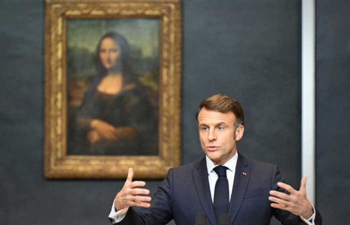 emmanuel-macron-in-luvr-museum