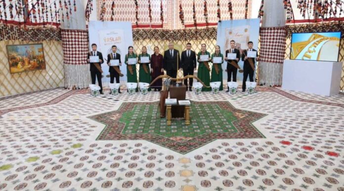 yashlar-gurama-bayrak