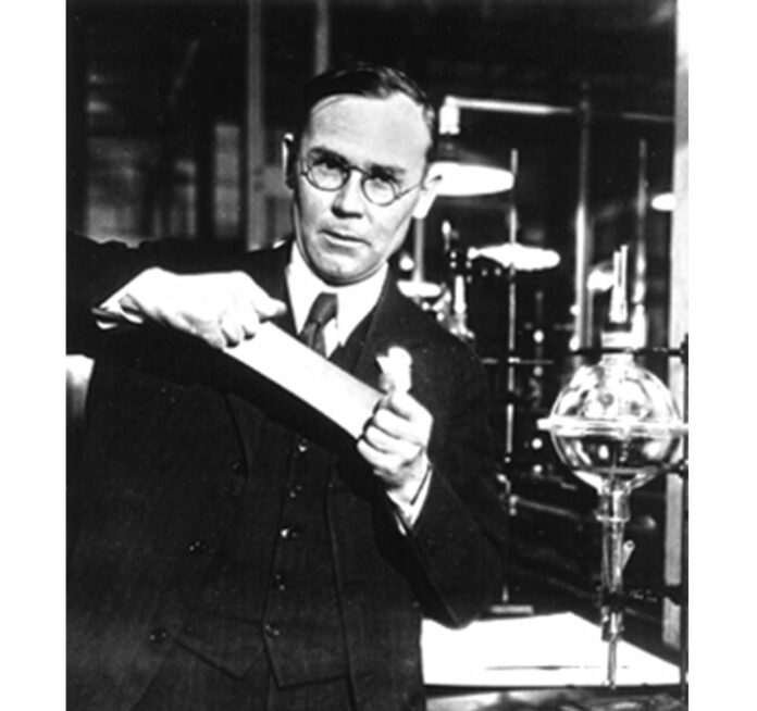 Wallace-Carothers-in_the_lab-neylon