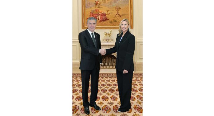 gurbanguly-berdimuhamedov-and-Loro-Bakwelli-euronews-08-03-002