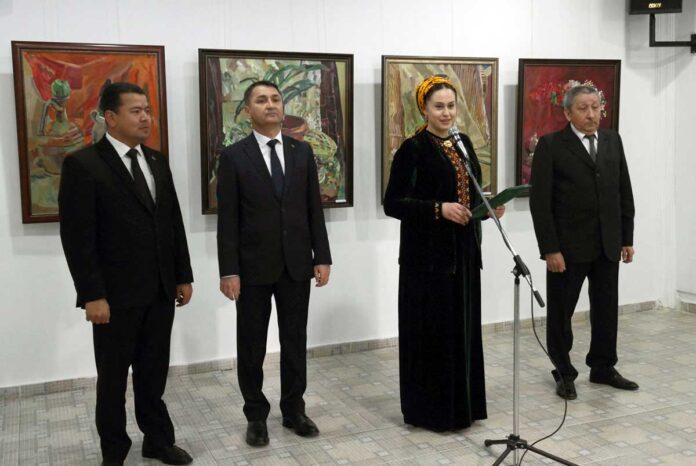 orazgylych-ovezov-suratkeshОразгылыч-Овезов-выставка-(9)