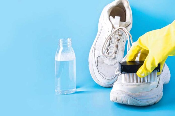 cleaning-sport-shoe-ayakgap-arassalamak