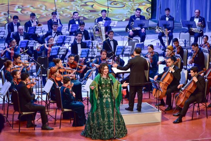 darya-guseynowa-supruga-mameda-guseynova-consert-in-ashgabat-11