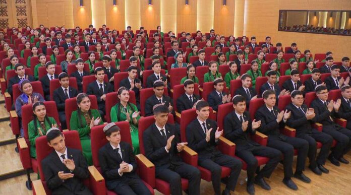 mekdep-okuwchylary-bayrak-download