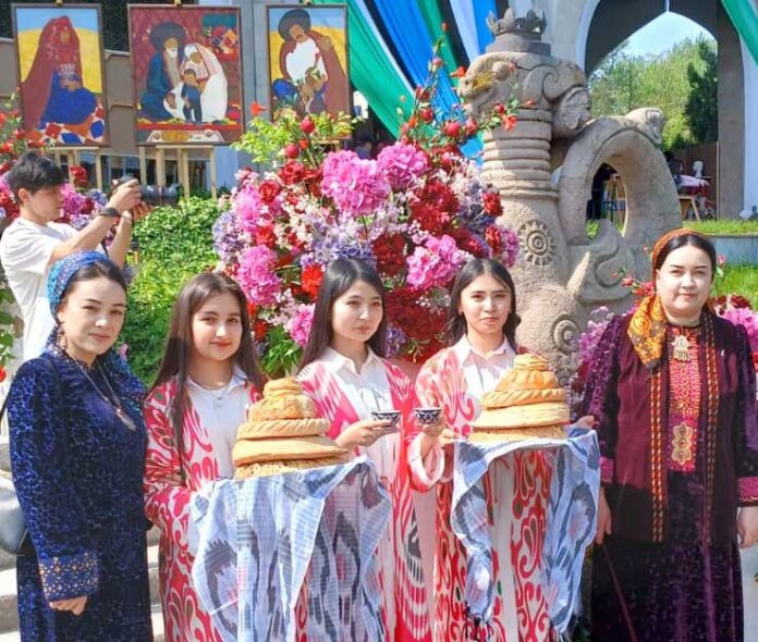 uzbekistan-woman-painters-ozbegistan-zenan-suratkeshler-художник-(2)