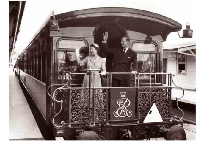 elizabeth-ii-and-george-royal-family-train-uk