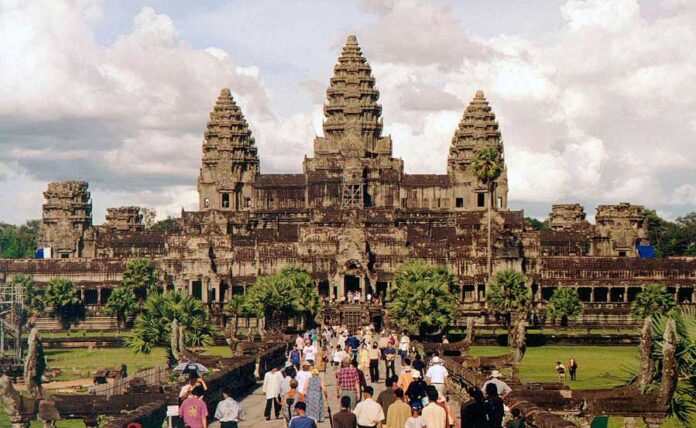 Angkor_Wat_W-Seite-tourism