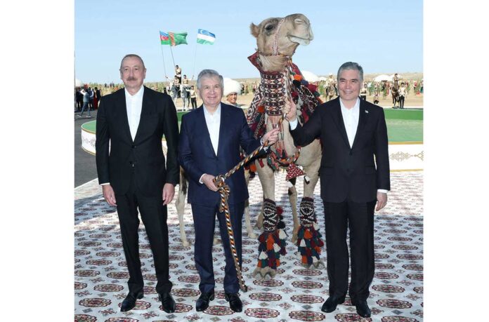 camel-gift-to-uzbekistan-president-in-turkmenistan-23-08-008