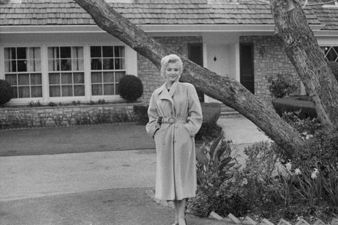 Marilyn-Monroe-at-her-home