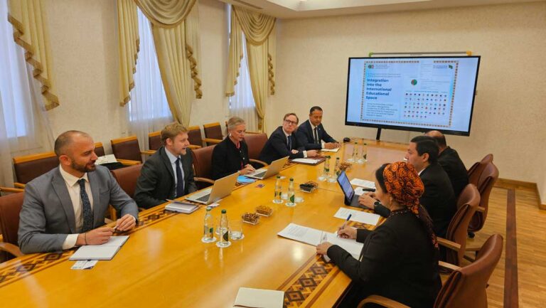 В Минобразовании Туркменистана прошла встреча с британской делегацией AQA