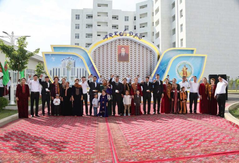 В городе Аркадаг открыли новые жилые дома и коттеджи