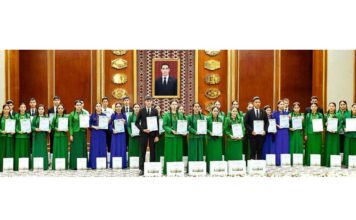 В Туркменистане наградили победителей олимпиады по биологии среди школьников
