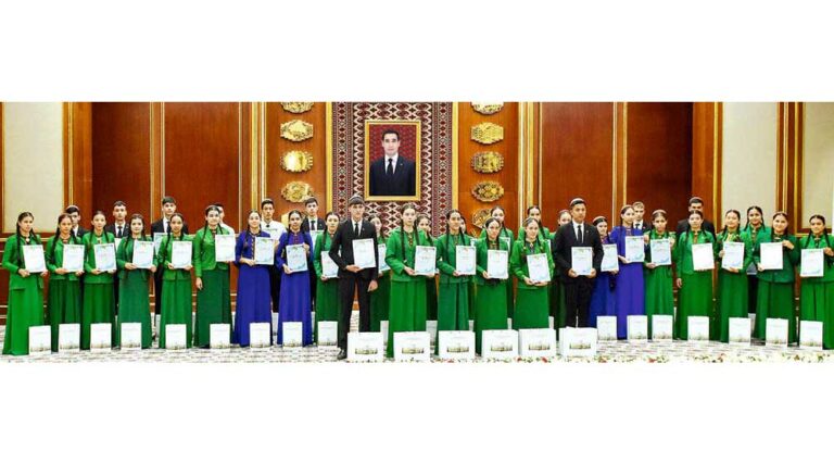 В Туркменистане наградили победителей олимпиады по биологии среди школьников