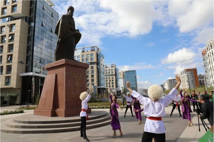 kazakshtan-magtymguly-statue-event-turkmenistan