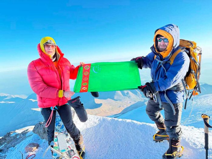 turkmen-flag-elbrus-mount-флаг