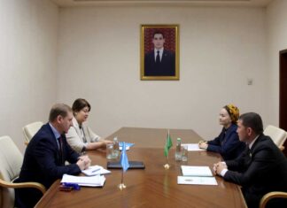В Меджлисе Туркменистана проведена встреча с консультантом по системе социальной защиты Детского фонда Организации Объединённых Наций (UNIСEF) Стивеном Барретом