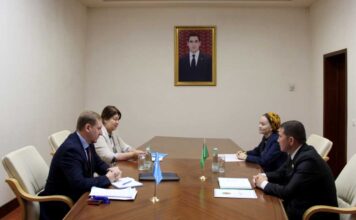 В Меджлисе Туркменистана проведена встреча с консультантом по системе социальной защиты Детского фонда Организации Объединённых Наций (UNIСEF) Стивеном Барретом