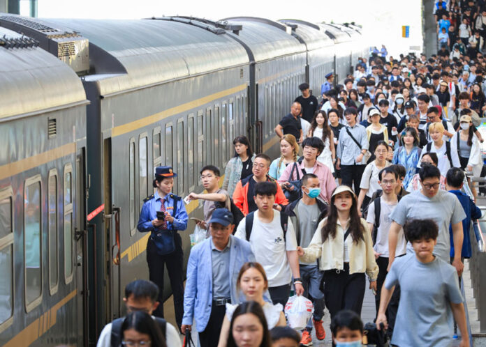china-train-passengers