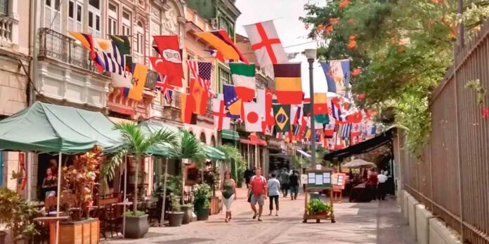 Rua-do-Senado-street-for-tourists