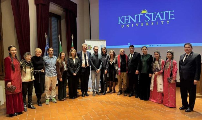 A-delegation-from-the-UHD-held-talks-with-the-Florence-branch-of-Kent-State-University-(USA)
