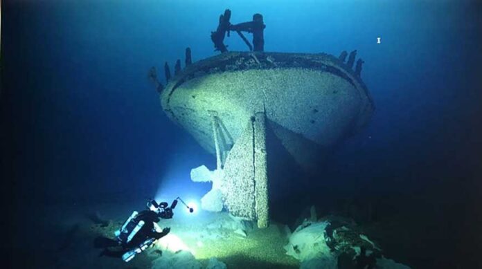 Lac-La-Belle-ancient-ship-ound-in-michigan-lake