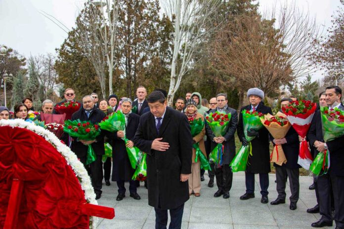 alisher-navoi-statue-in-ashgabat-turkmenistan-навои