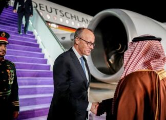 Канцлер Германии начал турне по странам Персидского залива