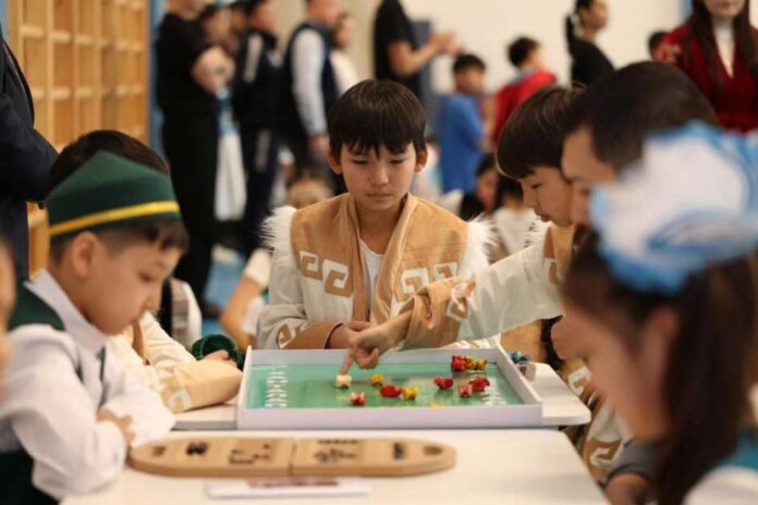 kazakh-children-game-ashyk-atu