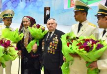 Uruş weteranlaryna, uruş ýyllarynda ýurdumyzda zähmet çeken enelerimize Ýeňiş güni mynasybetli ýadygärlik sowgatlary gowşurylar