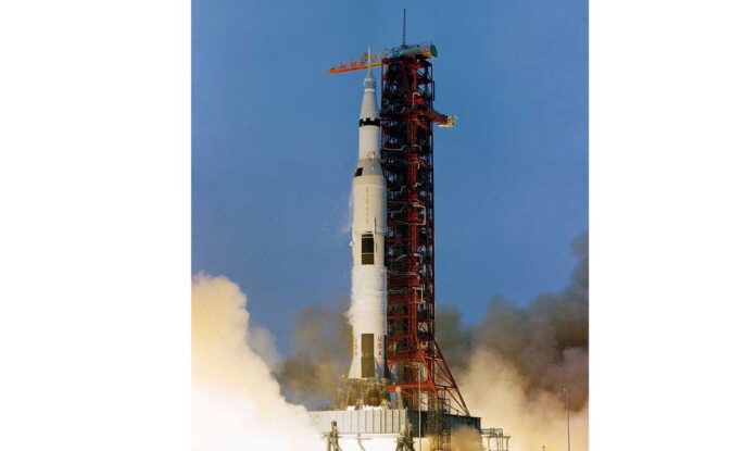 Apollo_13_launch_(S70-34852)
