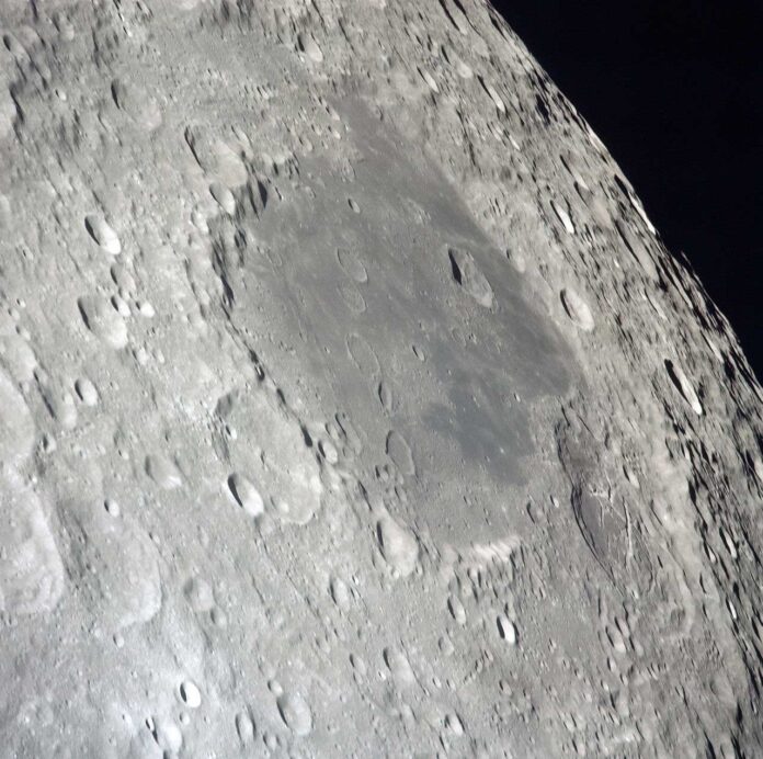 Moon-apollo-13-Mare_Moscoviense_AS13-60-8648