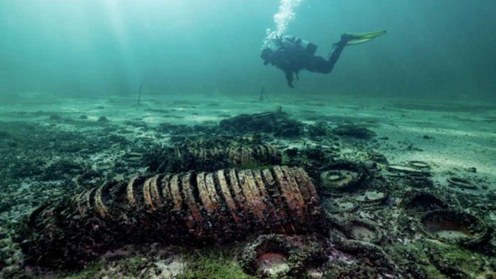 ancient-ship-under-sea-undersea