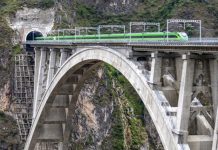 Hytaý dünýäniň iň çylşyrymly demir ýoluny gurýar