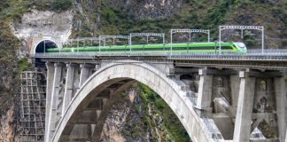 Hytaý dünýäniň iň çylşyrymly demir ýoluny gurýar