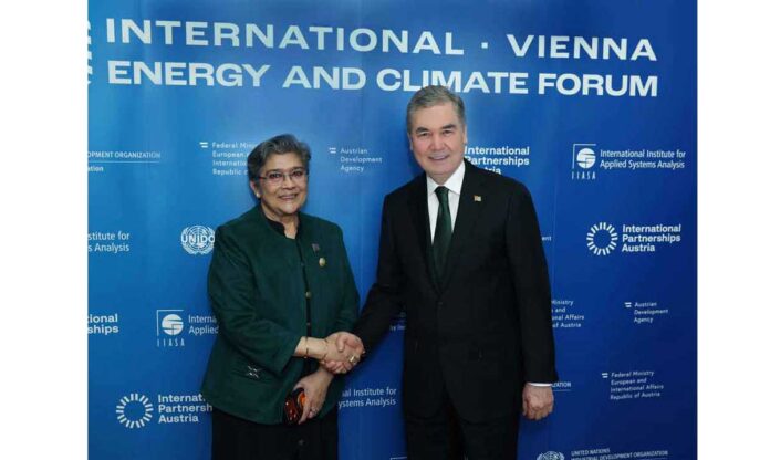 gurbanguly-berdimuhamedov-rabab-fatima-120426-PR-03