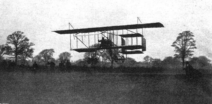 louis-Paulhan_landing_at_didsbury_1910-airplane-race