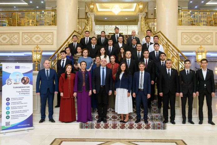 ITC_TKM_Workshops-on-e-commerce_family-photo