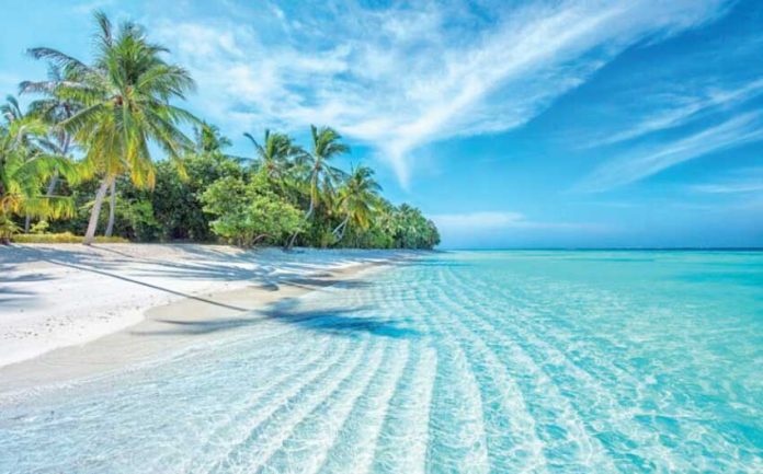 ak-chageli-kenar-deniz-Maldives-Islands-Tropical-Beach