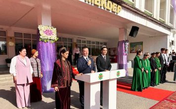 Посольство России передало ашхабадской школе экологические скворечники по проекту ее ученика