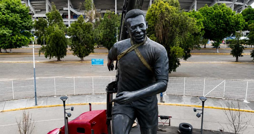 pele-statue-пеле-brasil