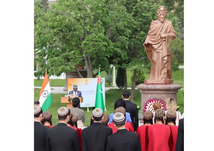 rabindranat tagor-indian-poet ashgabat statue
