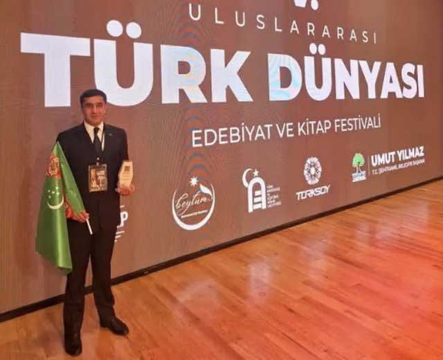 turk-dunyasi-edebiyat-ve-kitap-sergi-писатель