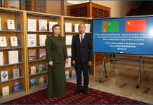 HHR-niň Ilçisi Döwlet kitaphanasyna kitap sowgat berdi