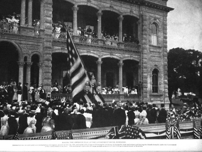 Raising_the_American_Flag_Over_Iolani_Palace-hawai