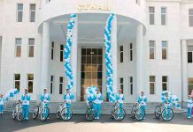 Döwletliler köşgüniň çagalaryna welosipedler gowşuryldy