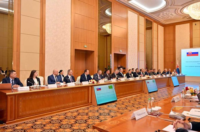 turkmen-slovak-meetings-170626-13