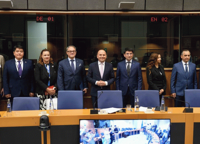 Transhazar geçelgesi bagyşlanan tegelek stol söhbetdeşligi brussel